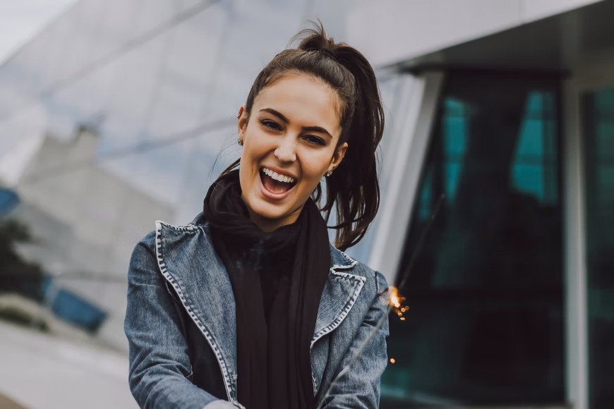 Mulher feliz com empréstimo fácil